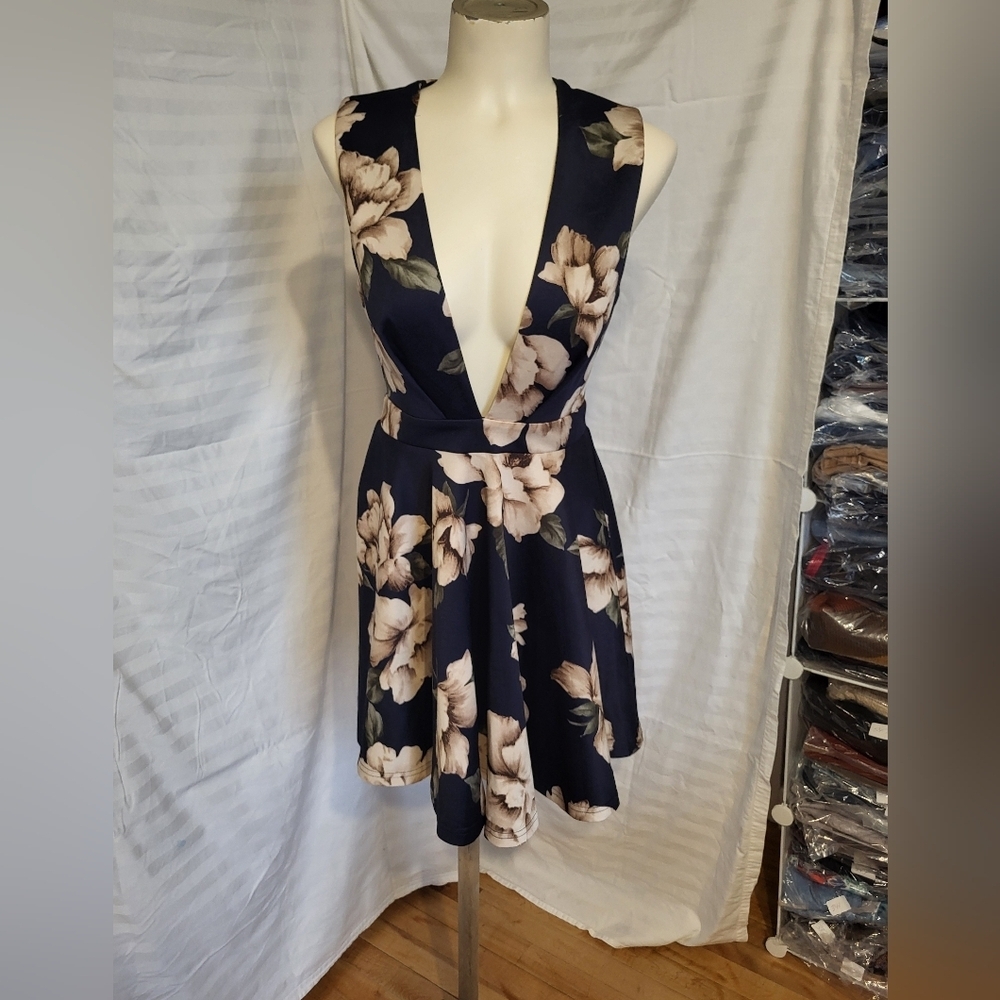 Chic Backless Floral Dress in Navy, Size Large
